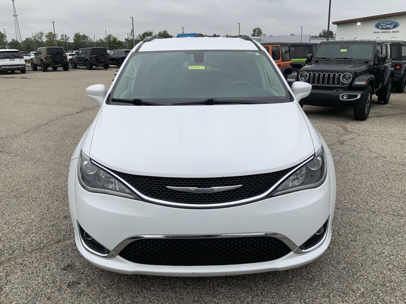 Used 2017 Chrysler Pacifica Touring-L FWD image 3