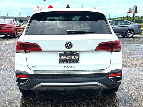 Used 2023 Volkswagen Taos SE w/ Panoramic Sunroof Package FWD image 7