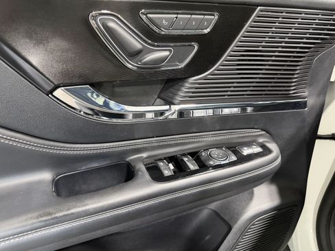 Used 2022 Lincoln Corsair AWD w/ Premium Package image 11