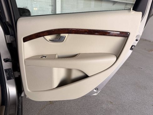 Used 2010 Volvo V70 FWD image 16