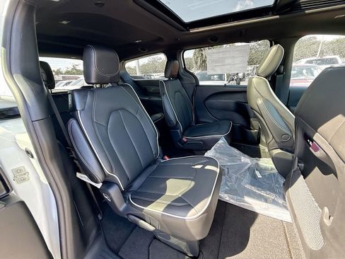 New 2026 Chrysler Pacifica Limited w/ S Appearance Package image 31
