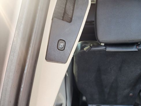 Used 2014 Chrysler Town & Country Touring image 24