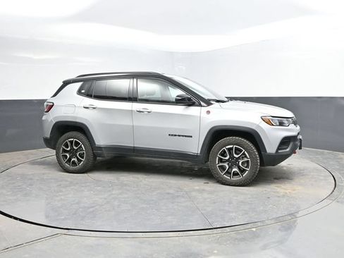 Used 2025 Jeep Compass Trailhawk AWD/4WD image 4