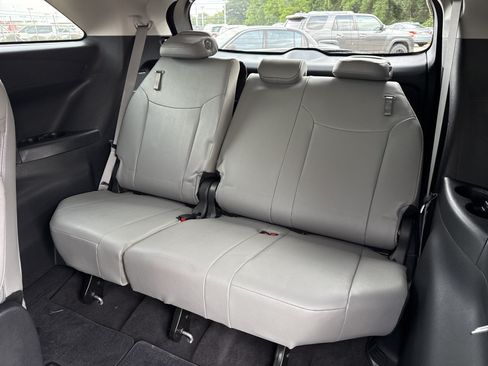 Used 2025 Toyota Sienna XLE FWD image 16
