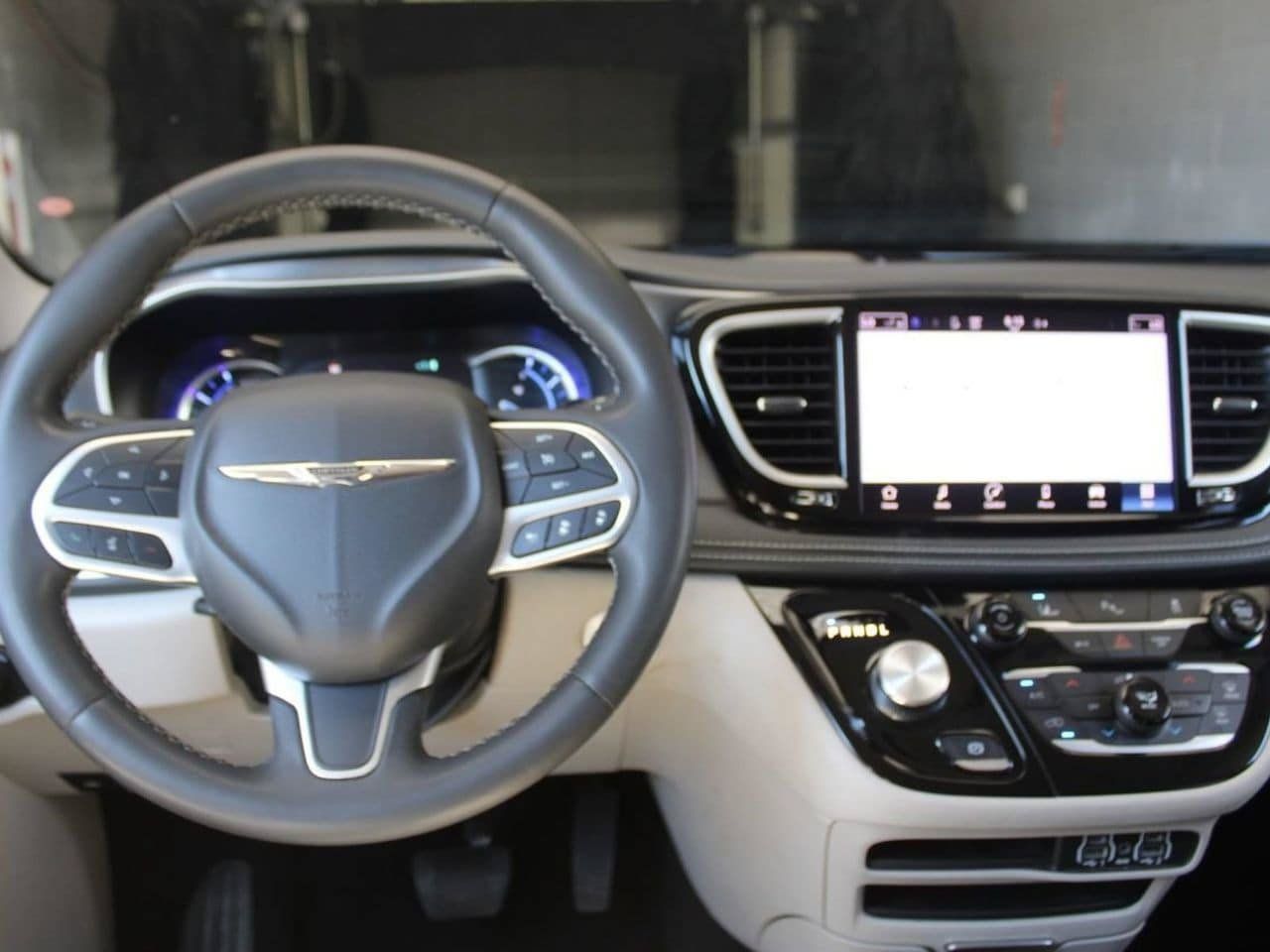 Used 2023 Chrysler Pacifica Touring-L FWD image 29