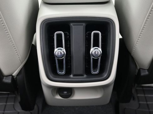 Used 2024 Volvo XC40 B5 Plus AWD/4WD image 8