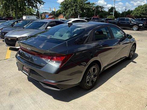 Used 2021 Hyundai Elantra SEL w/ Convenience Package FWD image 3