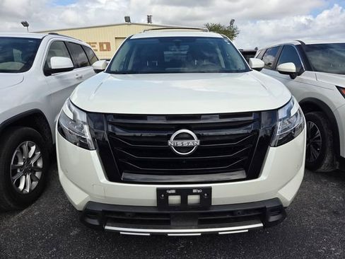 Used 2023 Nissan Pathfinder Platinum w/ Black Appearance Package AWD/4WD image 2