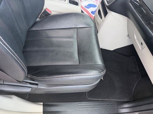 Used 2015 Chrysler Town & Country Touring FWD image 22