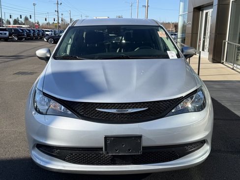 Used 2023 Chrysler Voyager LX image 3
