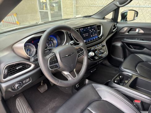Used 2025 Chrysler Pacifica Select FWD image 32
