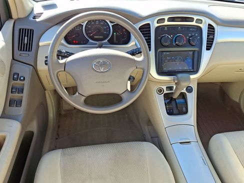 Used 2007 Toyota Highlander w/ 3rd Row image 11