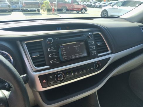 Used 2018 Toyota Highlander LE FWD image 34
