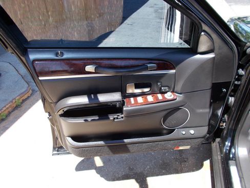 Used 2011 Lincoln Town Car Executive L RWD image 10