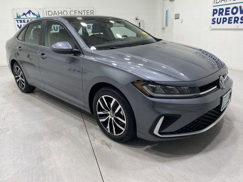 Used 2025 Volkswagen Jetta SE FWD image 2