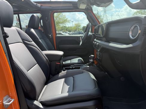 Used 2025 Jeep Wrangler Unlimited Sahara AWD/4WD image 19