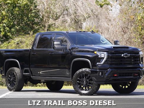 Used 2025 Chevrolet Silverado 2500 LTZ w/ LTZ Plus Package AWD/4WD image 2