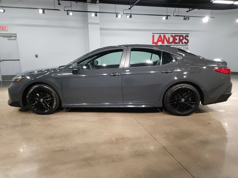 Used 2025 Toyota Camry SE FWD image 4