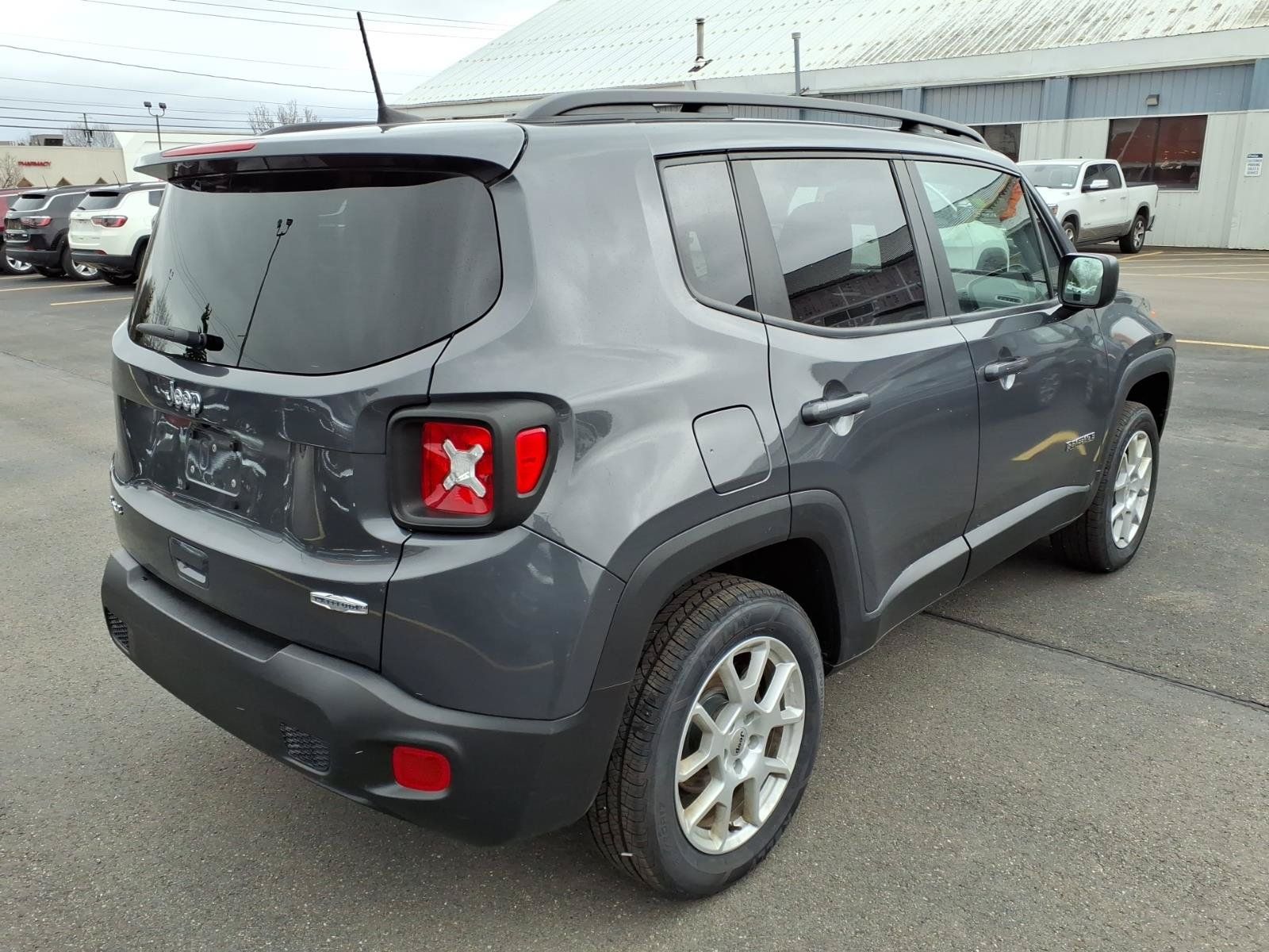 Used 2022 Jeep Renegade Latitude w/ Convenience Group AWD/4WD image 5