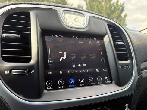 Used 2019 Chrysler 300 Limited AWD/4WD image 16