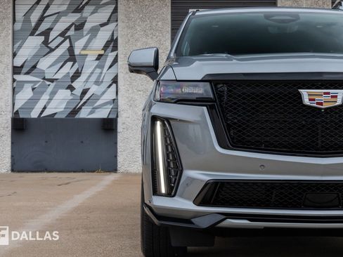 Used 2023 Cadillac Escalade ESV V image 4