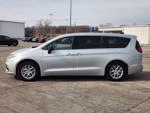 Used 2024 Chrysler Pacifica Touring-L FWD image 4