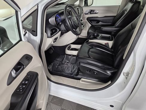 Certified 2023 Chrysler Pacifica Touring-L image 39