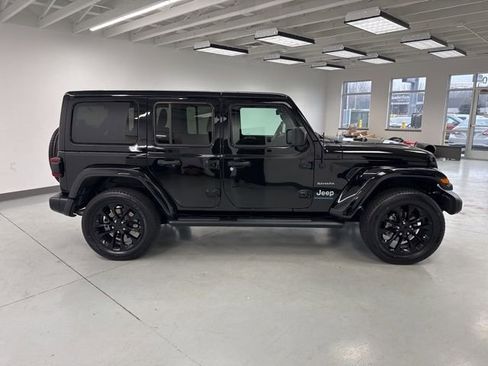 Used 2023 Jeep Wrangler Unlimited Sahara w/ Cold Weather Group image 16