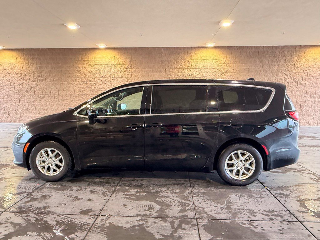 Used 2025 Chrysler Pacifica Select FWD image 10