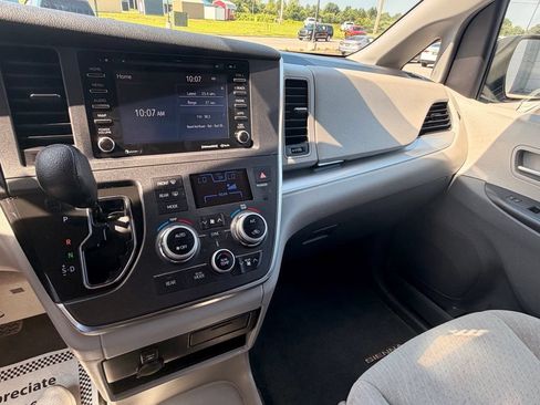 Used 2019 Toyota Sienna LE FWD image 27