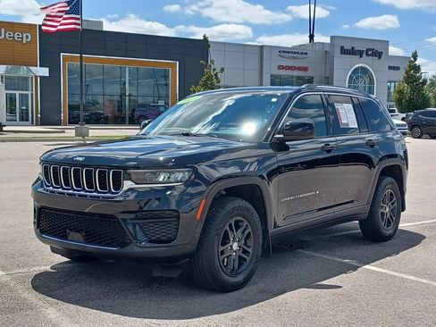 Used 2023 Jeep Grand Cherokee Laredo w/ Luxury Tech Group I AWD/4WD image 2