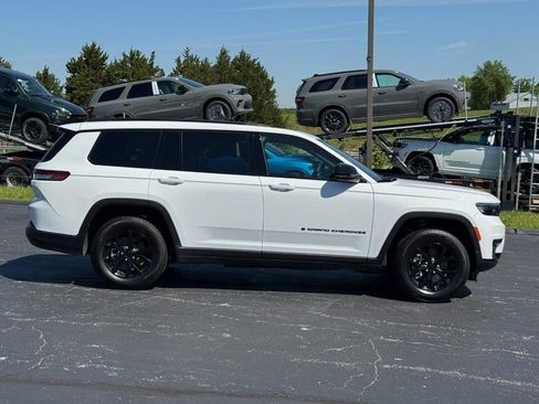 New 2025 Jeep Grand Cherokee L Altitude AWD/4WD image 2