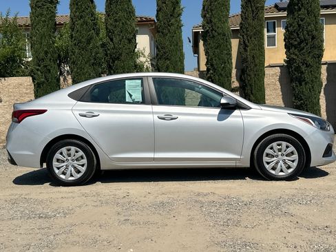 Used 2022 Hyundai Accent SE FWD image 3