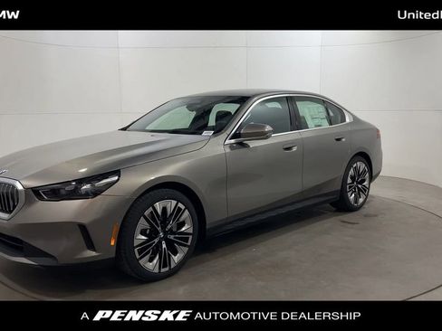 Used 2025 BMW 530i w/ Premium Package image 4