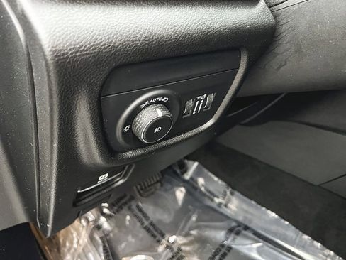 Used 2023 Jeep Grand Cherokee Limited w/ Luxury Tech Group II image 13