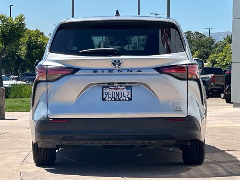 Used 2022 Toyota Sienna XLE FWD image 5