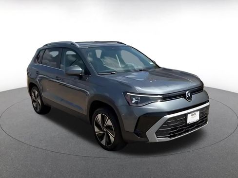 Used 2026 Volkswagen Taos SE AWD/4WD image 3