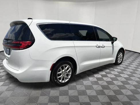 Used 2024 Chrysler Pacifica Touring-L FWD image 5