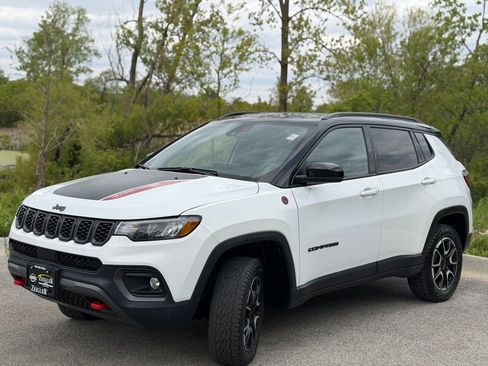 Used 2024 Jeep Compass Trailhawk AWD/4WD image 3