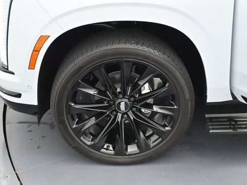 Certified 2026 Cadillac Escalade ESV Platinum Sport w/ LPO, ONYX Package AWD/4WD image 39