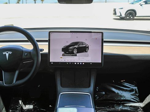 Used 2024 Tesla Model Y Long Range AWD/4WD image 13