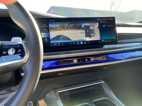 Used 2025 BMW 740i w/ Premium Package image 31