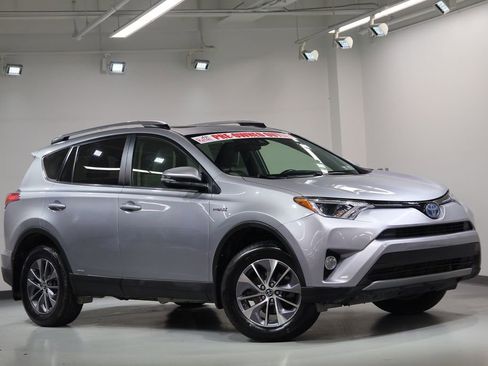 Used 2018 Toyota RAV4 XLE AWD/4WD image 7