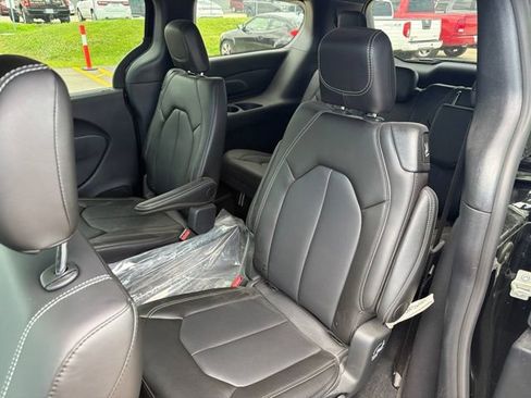 Used 2026 Chrysler Pacifica Select AWD/4WD image 9