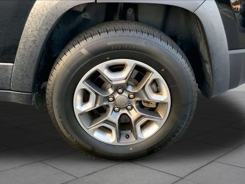 Used 2019 Jeep Cherokee Trailhawk AWD/4WD image 10