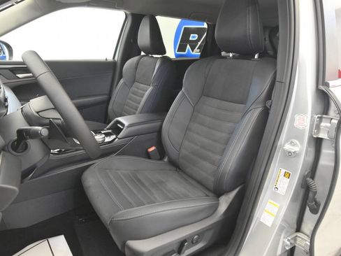 Used 2025 Mitsubishi Outlander SE image 10