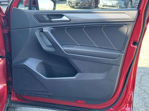 Certified 2022 Volkswagen Tiguan SE w/ Panoramic Sunroof Package image 9