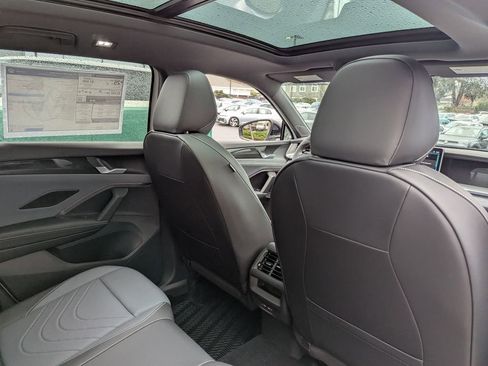 New 2026 Volkswagen Tiguan SE R-Line AWD/4WD image 33