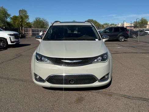 Used 2017 Chrysler Pacifica Limited w/ Advanced Safetytec Group FWD image 2