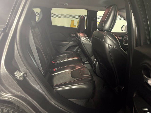 Used 2019 Jeep Cherokee Trailhawk w/ Comfort/Convenience Group AWD/4WD image 14